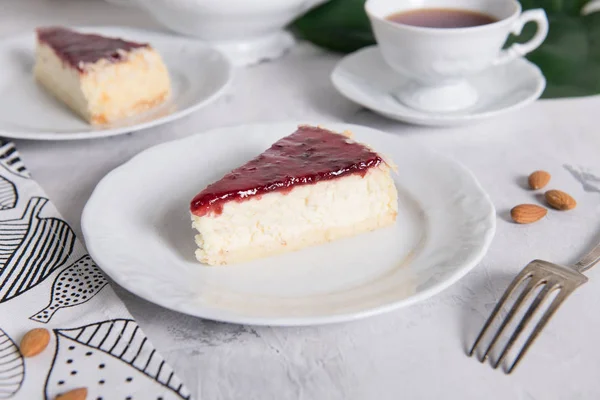 Mermer bir tabloda lezzetli kek parçası