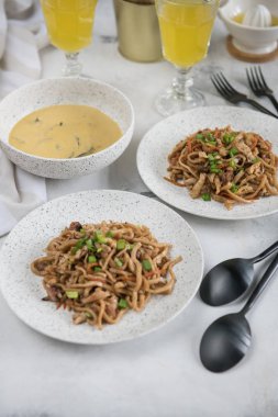 Öğle yemeği için deniz ürünleri ve mantar çorbası erişte