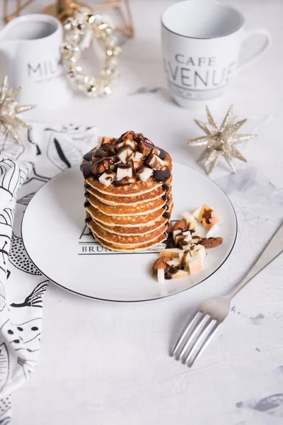 Gebackene Schokokrapfen mit Apfel und Nüssen lizenzfreie Stockfotos