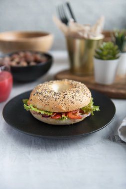 Peynir ve taze bir saman ile çırpılmış yumurta ile Hollanda simit