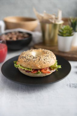 Peynir ve taze bir saman ile çırpılmış yumurta ile Hollanda simit