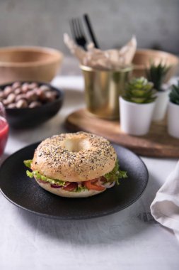 Peynir ve taze bir saman ile çırpılmış yumurta ile Hollanda simit