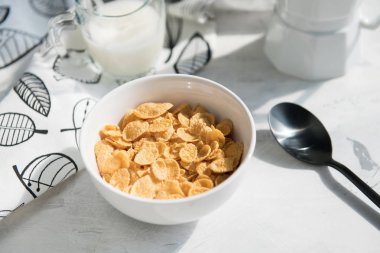 Mermer bir masada sütlü mısır gevreği kahvaltısı