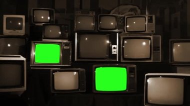 Birçok TV ile yeşil perde. Sepya sesi. 80 lerin estetik. Yeşil ekranlı yerine herhangi bir film için hazır ya da istediğiniz resim. Full Hd.