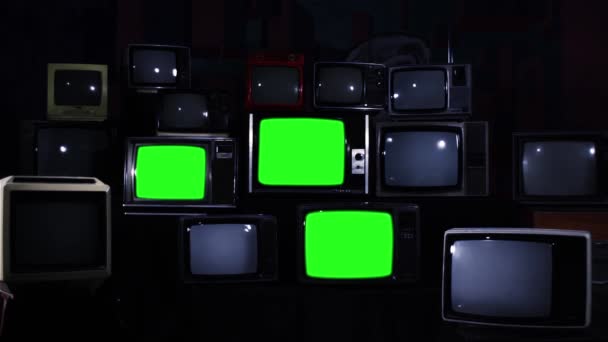 緑色の画面で多くのテレビ 青暗いトーン 年代の美学 任意の映像とグリーン スクリーンを交換する準備ができて またはピクチャをしたいです — ストック動画