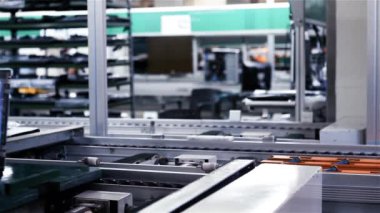 Bir bilgisayar fabrikasının üretim bandından bandında. Full Hd. 