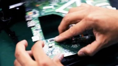 Elektronik Pano Montaj bir fabrika işçisi. Yakın çekim. Full Hd. 
