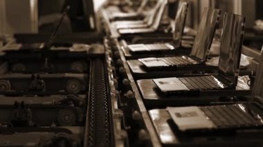Bir fabrika üzerindeki bilgisayarlarla montaj hattı. Sepya sesi. Full Hd. 
