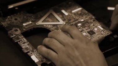 Elektronik kart montaj hattı. Donanım yükleme. Hızlı hareket. Sepya.