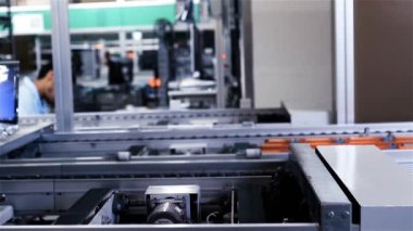 Bir bilgisayar fabrikasının üretim bandından bandında. Full Hd. 
