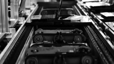 Dizüstü bilgisayar Fabrika montaj hattı. Siyah ve beyaz sesi. 