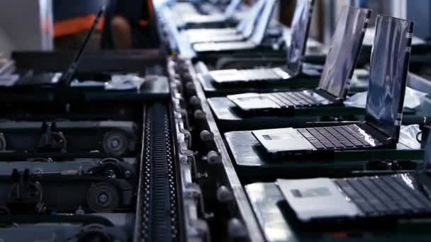 Nastro Trasportatore Sulla Linea Assemblaggio Una Fabbrica Computer Full — Video Stock