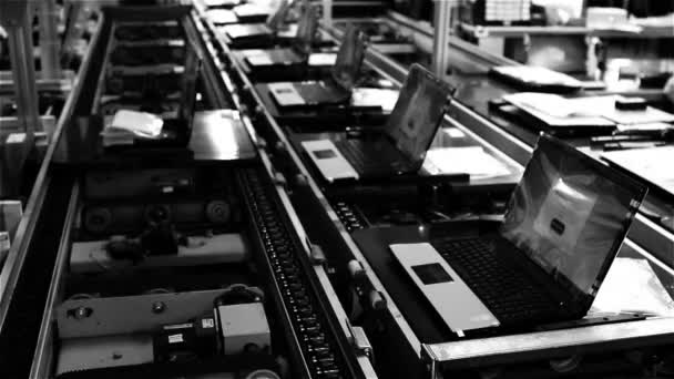 Assemblagelijn Laptop Fabriek Zwart Wit Toon — Stockvideo