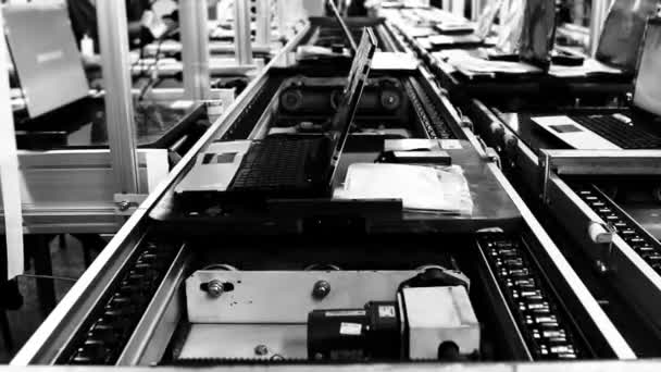 Linha Montagem Fábrica Laptops Tom Preto Branco — Vídeo de Stock