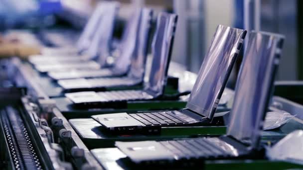 Linha Montagem Fábrica Laptops Tom Aço Azul — Vídeo de Stock