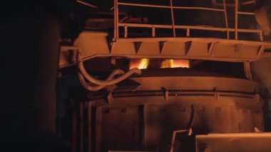 Sıcak eritme fırını. Demir çelik metal sanayi. Yakınlaştırma inç Full Hd.