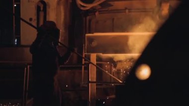 Döküm işçi özel koruyucu elbise ile. Full Hd. 