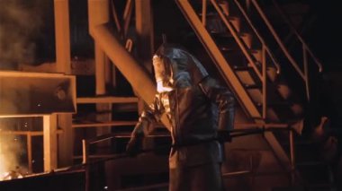 Döküm işçi özel koruyucu elbise ile. Full Hd. 