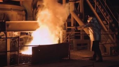 Döküm işçi özel koruyucu elbise ile. Full Hd. 