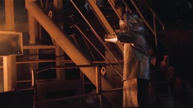 Döküm işçi özel koruyucu elbise ile. Full Hd. 