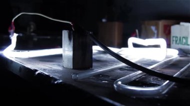 Neon ampul ışık Iluminated bir masa üzerine olmak. Full Hd. 