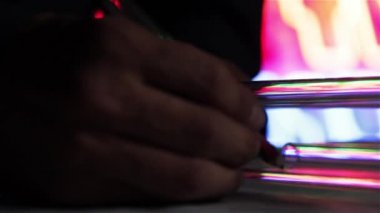 Neon ışıkları. Neon Işık Ampüller imalatı alt. Yakın çekim. 