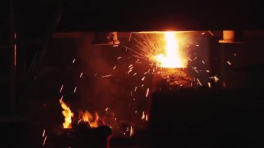 Eritme fırını Sparks. Endüstriyel fırın dan sıcak çelik Sparks. 