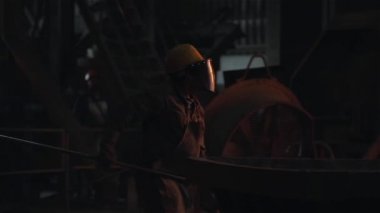 Koruyucu giysiler içinde bir endüstriyel döküm çelik işçisi. Full Hd. 