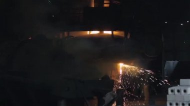 Üzerinden kepçe döküm içinde erimiş Metal dökülür. Full Hd. 