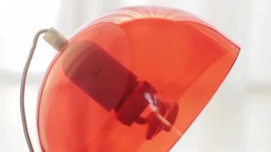 El bir ampul değiştirme. Yakınlaştır.