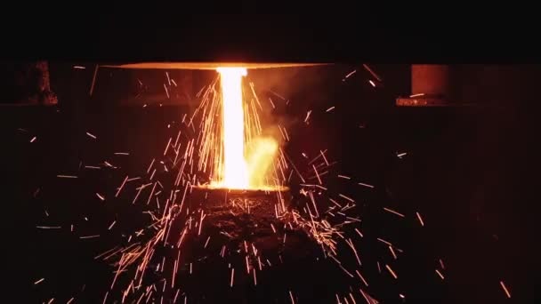 溶融炉の火花 工業炉から高温鋼火花 — ストック動画