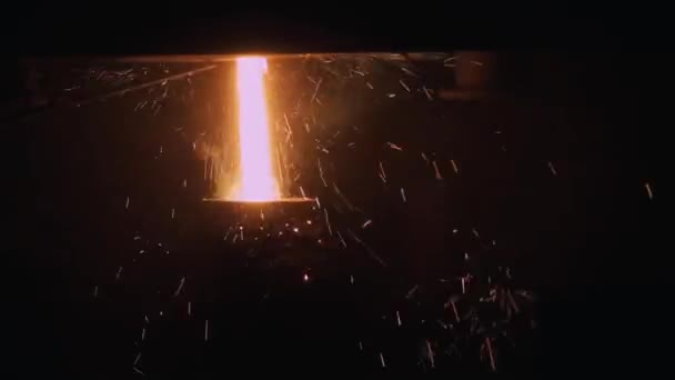 Smelting Furnace Sparks Chispas Acero Calientes Del Horno Industrial — Vídeo de stock