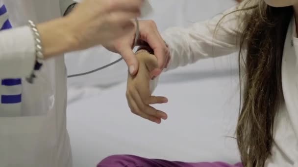 Little Girl Young Doctor Hospital Having Examination Inglés Doctor Auscultando — Vídeos de Stock