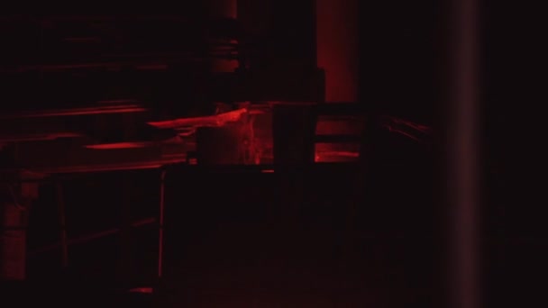 Les étincelles des fours de fusion. Étincelles en acier chaud du four industriel . 