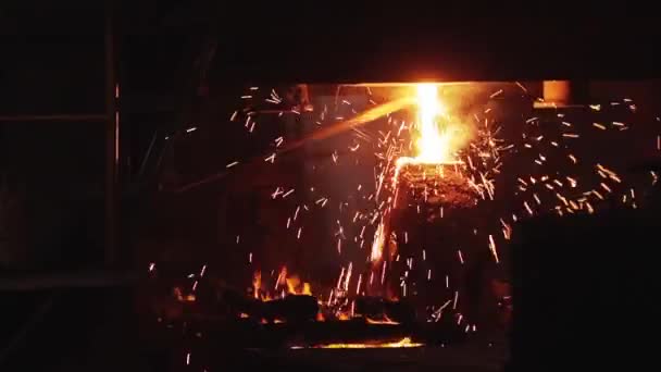 Smelting Furnace Sparks Chispas Acero Calientes Del Horno Industrial — Vídeos de Stock