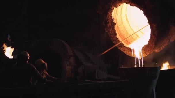 在铸造厂里从钢包里倒入熔化的金属 全高清 — 图库视频影像