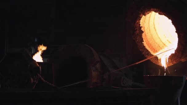 Üzerinden Kepçe Döküm Içinde Erimiş Metal Dökülür Full — Stok video