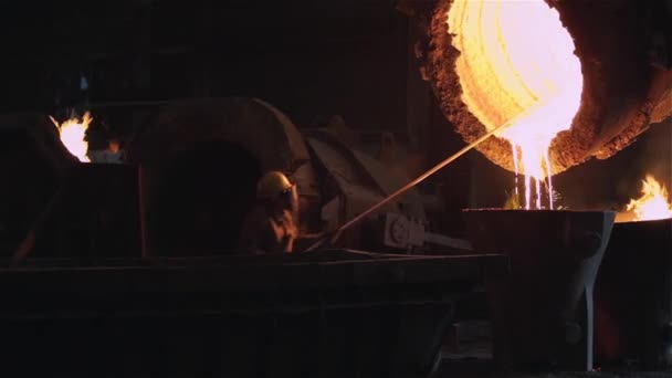 在铸造厂里从钢包里倒入熔化的金属 全高清 — 图库视频影像