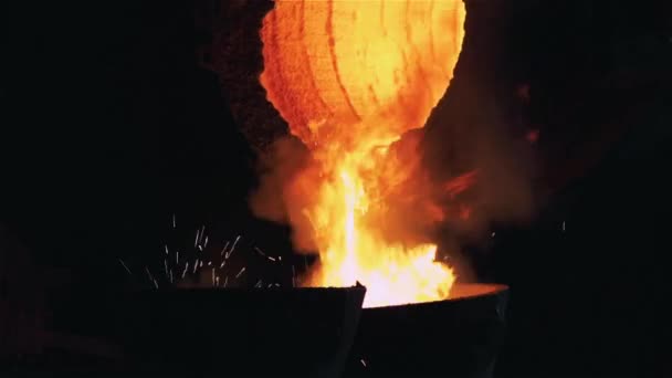 Geschmolzenes Metall Das Der Gießerei Aus Schöpfkellen Gegossen Wird Voll — Stockvideo