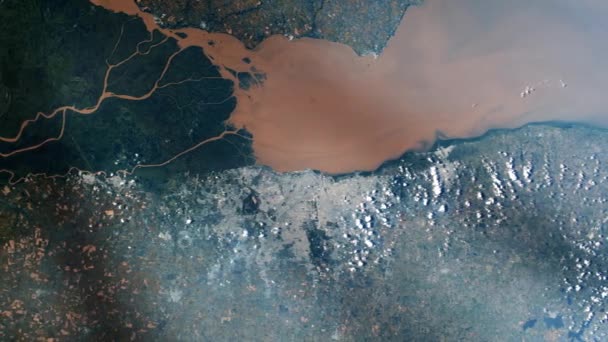 北西から南東をリオ プラタの Nasa の画像 ブエノスアイレスは パラナ川のデルタ近くの右側に表示されます 河川堆積物は モンテビデオ 左の海岸に見える近く茶色水を回します の要素 — ストック動画