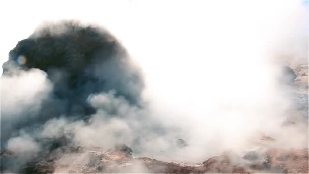 アタカマ砂漠 チリの間欠泉クレーターの水を沸騰 — ストック動画