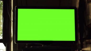 Yeşil ekran televizyon bir barda. Herhangi bir görüntü veya resim ile yeşil ekran değiştirmek hazır olmasını istiyorum. Girme (Chroma Key) etkisi ile yapabilirsin. Yakın çekim. Yakınlaştırma inç Full Hd.
