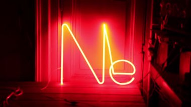 Ne sembolü. Neon kırmızı ışık. Yakınlaştır. 