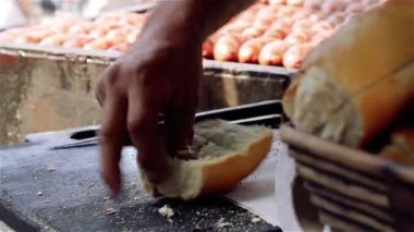 Adam yemek Choripan. Buenos Aires (Arjantin en iyi sokak gıda).