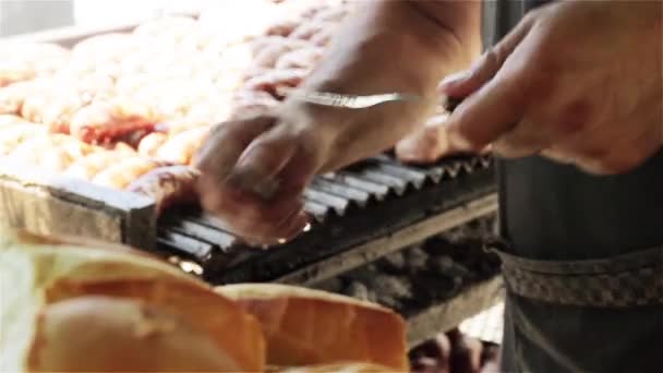Muž Vaření Choripan Nejlepší Pouliční Jídlo Buenos Aires Argentina — Stock video