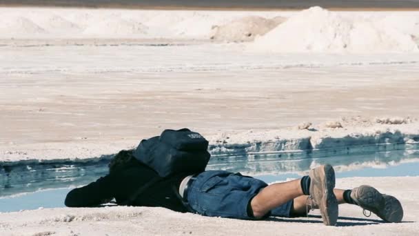 Turista Sdraiato Sul Terreno Salt Lake Zoom Avanti Full — Video Stock