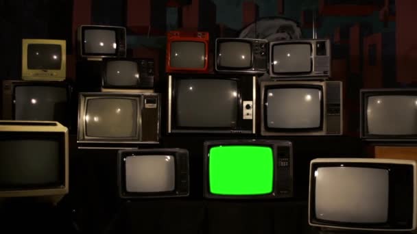 80Er Jahre Fernseher Mit Grünen Bildschirmen Die Sich Einschalten Goldener — Stockvideo