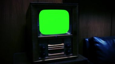 Eski ahşap Tv ile yeşil perde. Sepya sesi. Herhangi bir görüntü veya resim ile yeşil ekran değiştirmek hazır olmasını istiyorum. Full Hd. 