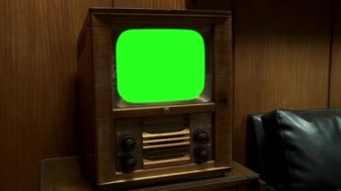 Eski ahşap Tv ile yeşil perde. Sepya sesi. Herhangi bir görüntü veya resim ile yeşil ekran değiştirmek hazır olmasını istiyorum. Full Hd. 