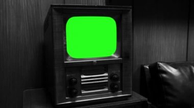 Eski Vintage Retro yeşil ekran televizyon, siyah-beyaz. Herhangi bir görüntü veya resim ile yeşil ekran değiştirmek hazır olmasını istiyorum. İnç siyah ve beyaz renk zoom. Full Hd. 